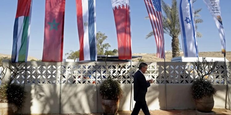 موقع إسرائيلي: الجيش نسج علاقات وطيدة مع دول عربية لن نكشف عنها الآن