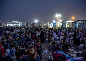 إيران تعيد 1.5 مليون أفغاني إلى بلادهم وتتهم بعضهم بـ “التجسس لصالح إسرائيل”