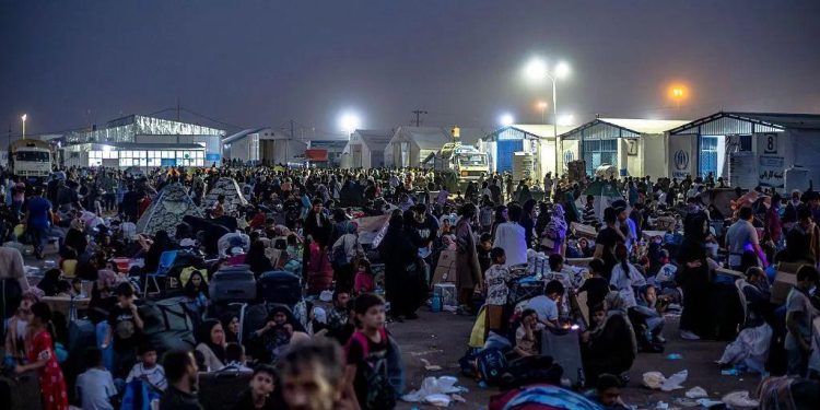 إيران تعيد 1.5 مليون أفغاني إلى بلادهم وتتهم بعضهم بـ “التجسس لصالح إسرائيل”