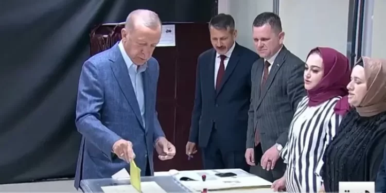 شاهد الرئيس أردوغان يدلي بصوته في أحد مراكز الاقتراع بإسطنبول