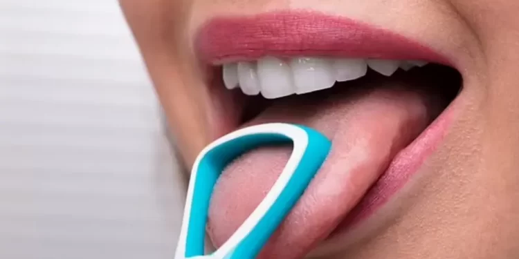 تريند “كشط اللسان”.. هل حقاً يفيد صحة الفم والأسنان؟