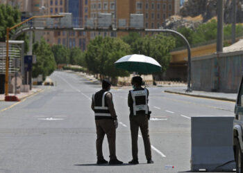 السلطات السعودية تلقي القبض على يمني يروج لاداء مناسك العمرة على روح “الملكة اليزابيث”