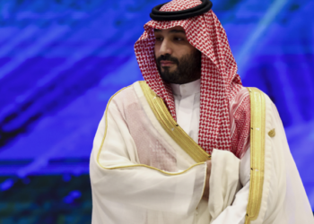 الأمير بن سلمان يعانق اخوانه فرحاً بعد فوز السعودية التاريخي على الأرجنتين