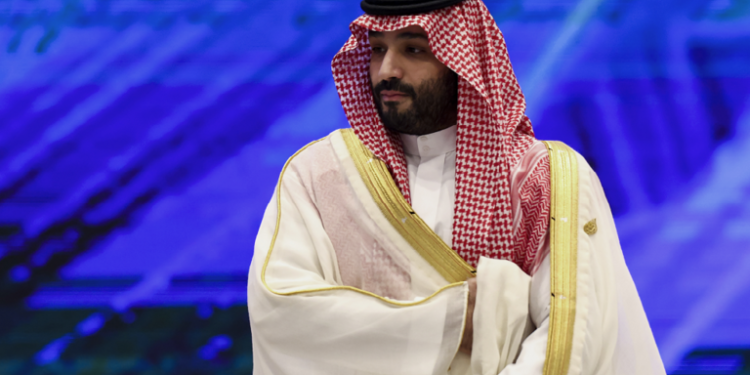 الأمير بن سلمان يعانق اخوانه فرحاً بعد فوز السعودية التاريخي على الأرجنتين