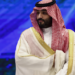 الأمير بن سلمان يعانق اخوانه فرحاً بعد فوز السعودية التاريخي على الأرجنتين