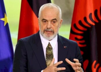 بكلمة “FAKE”صحفي اسرائيلي يرد على رئيس وزراء البانيا الذي سخر من تهجير الفلسطينيين الى بلاده