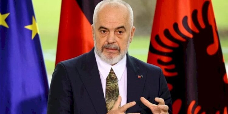 بكلمة “FAKE”صحفي اسرائيلي يرد على رئيس وزراء البانيا الذي سخر من تهجير الفلسطينيين الى بلاده
