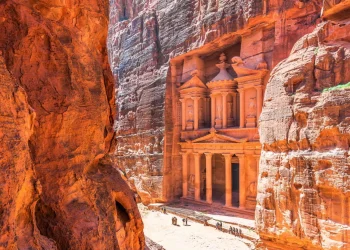 “فيديو” السلطات الاردنية تجلي 1800 سائح نتيجة سيول البتراء
