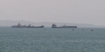 إيران تهدد بإعاقة الملاحة في البحر الأحمر