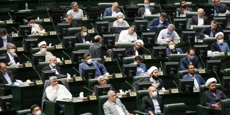 انتفاضة من نوع آخر بإيران.. كتاب يدعون النواب للاستقالة