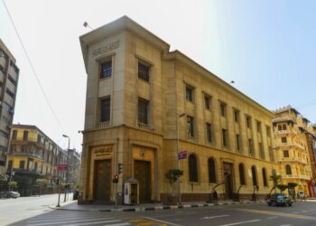 الجنيه إلى أين؟.. توقعات برفع أسعار الفائدة بين 1 أو 2% فى اجتماع المركزى المصري المقبل