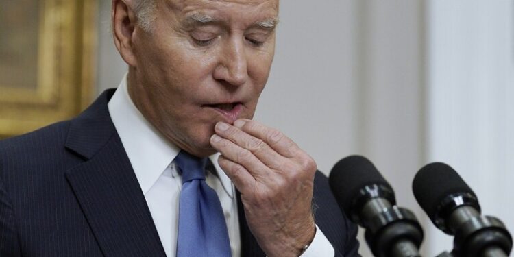 “وول ستريت جورنال”: الأمريكيون لم يعودوا يعتبرون بايدن رئيسا لهم