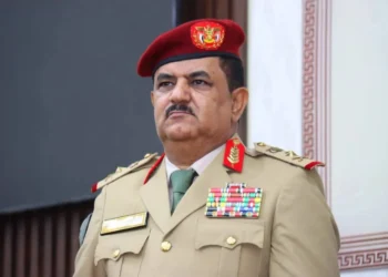 “لتخاذله العسكري” العليمي يقيل وزير الدفاع اليمني ويحيله للتقاعد