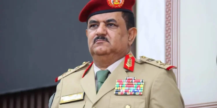 “لتخاذله العسكري” العليمي يقيل وزير الدفاع اليمني ويحيله للتقاعد