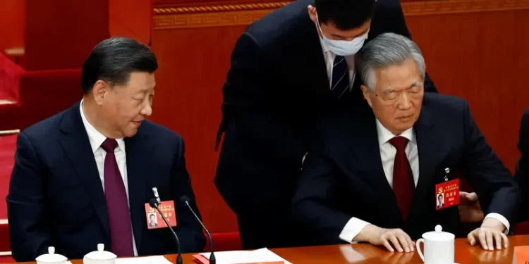 إعلام صيني يوضح سبب إخراج الرئيس “هو جينتاو” بتلك الطريقة