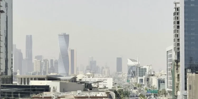 مقتل 3 سعوديين في الهجوم الحوثي على مطار الملك خالد بالرياض