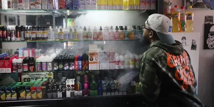 السجائر الإلكترونية والعادية.. دراسة تكشف أيهما أخطر