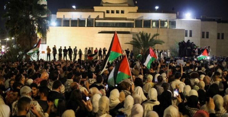 “أبو عبيدة” على مكبرات “مساجد الأردن” والدرك يستمع مع الشعب.. و ثمانية أحزاب وسطية عند السفارة الإسرائيلية