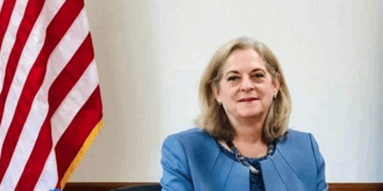 السفيرة الأمريكية تعلق على قرار الصدر بسحب نوابه من البرلمان