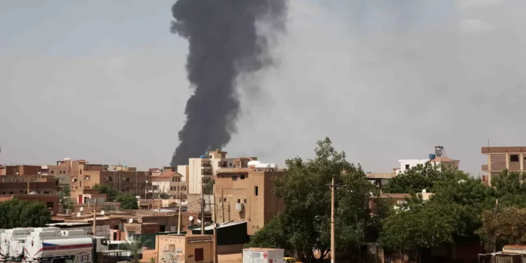 الجيش السوداني يقصف مواقع الدعم.. والطيران الحربي يحلق بالخرطوم