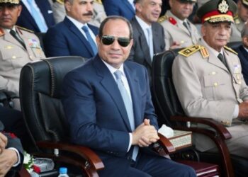 فايننشال تايمز: خيارات السيسي للمراوغة تضيق ولا يمكنه تجاهل دور الجيش في الاقتصاد المصري
