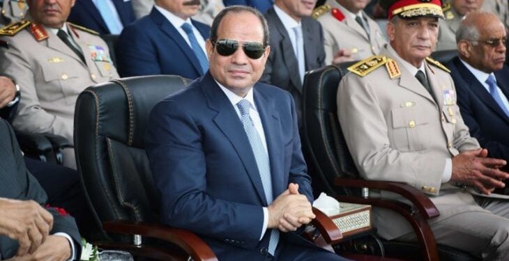 فايننشال تايمز: خيارات السيسي للمراوغة تضيق ولا يمكنه تجاهل دور الجيش في الاقتصاد المصري
