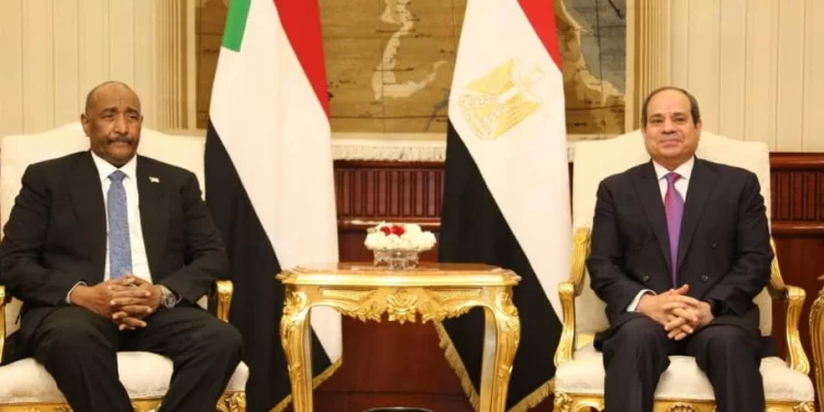 في أول زيارة منذ بدء الحرب.. البرهان يلتقي السيسي في العلمين