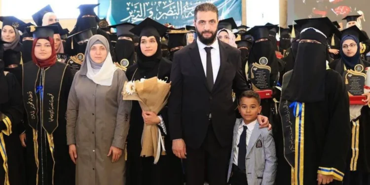 الرئيس الشرع يحضر حفل تخرج عقيلته في كلية الآداب بجامعة إدلب