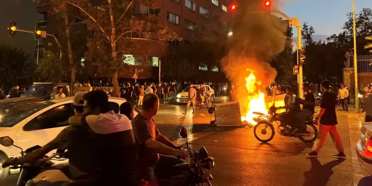إيران تنتفض.. الأمن يطلق النار على محتجين في شيراز