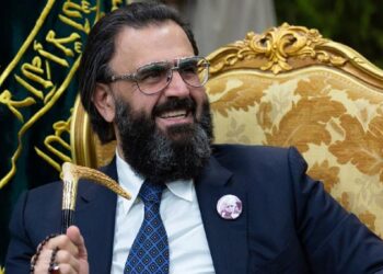 “فيديو” هكذا تقلد شيخ الطريقة الكسنزانية في العالم “شمس الدين محمد نهرو” قلادة الكسنزان