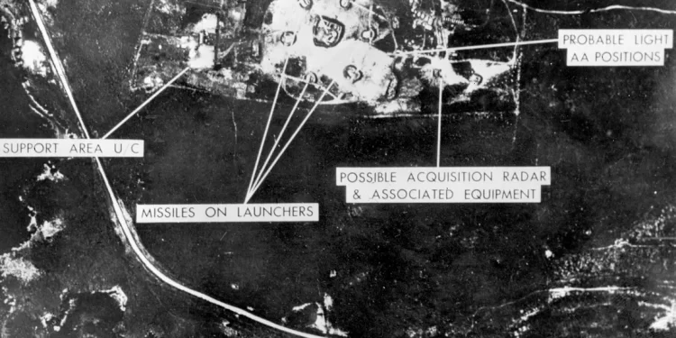 أزمة الصواريخ الكوبية.. هل يعيد بوتن أزمة كينيدي وخروتشوف؟