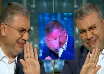 شاهد بكاء إعلامي مصري حين رأى صورة والدته أمامه على الشاشة