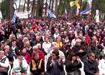 مئات الألمان يتظاهرون: افتحوا خط الغاز الروسي