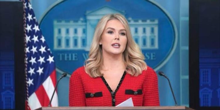 فستان أحمر صيني للمتحدثة “كارولين ليفيت” يحرج البيت الأبيض