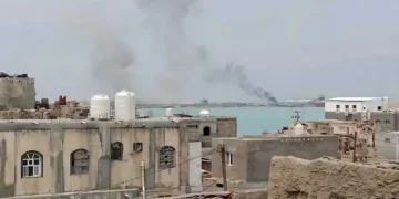 الحوثيون يصعدون هجماتهم على ميناء المخا اليمني.. و 4 انفجارات تهز المدينة