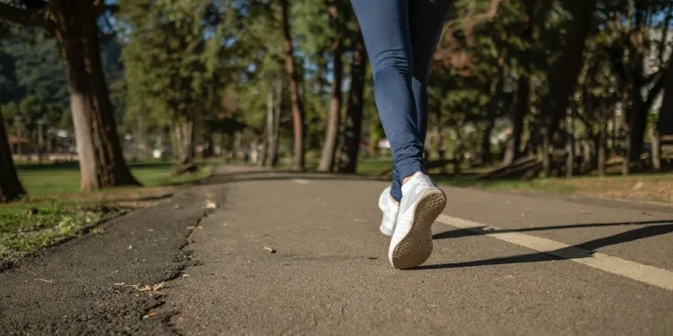 على عكس الشائع “7000 خطوة بدلاً من 10000” خطوة للمشي المثالي