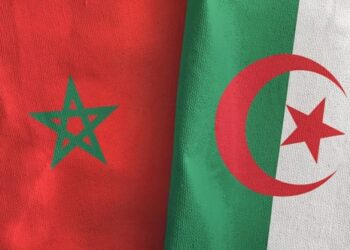 عناق حار بين لاعبيْن من الجزائر والمغرب يثير إعجاب مواقع التواصل- (صورة)