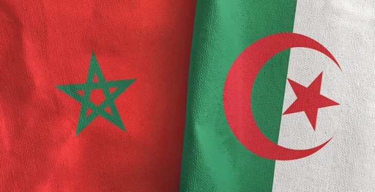 عناق حار بين لاعبيْن من الجزائر والمغرب يثير إعجاب مواقع التواصل- (صورة)