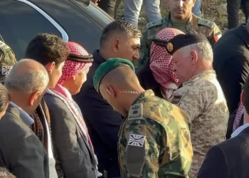 جلالة الملك عبد الله الثاني يقدم واجب العزاء لعائلة العقيد الدلابيح