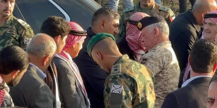 جلالة الملك عبد الله الثاني يقدم واجب العزاء لعائلة العقيد الدلابيح