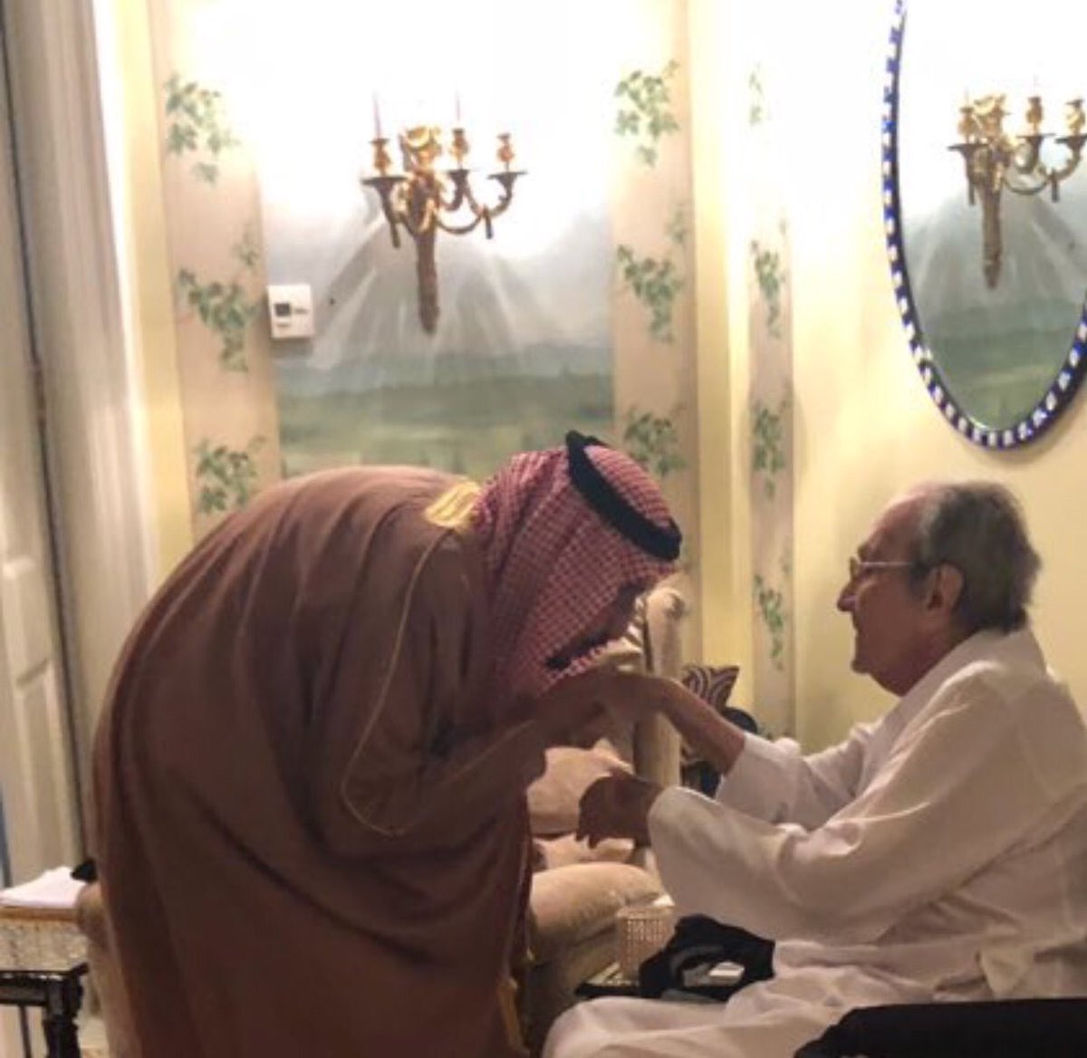 برغم اعتقال نجله الوليد.. الملك سلمان يزور الامير طلال ويقبل يده
