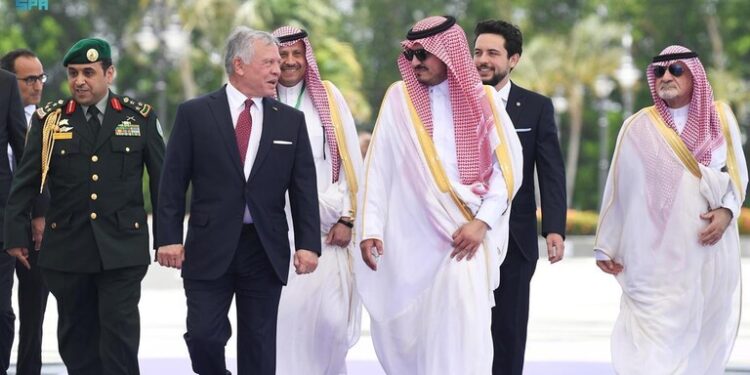 وصول الملك عبد الله الثاني إلى جدة للمشاركة في القمة العربية (صور)