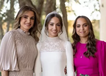 حملك أبوك في عينيه.. رسالة مؤثرة من الملكة رانيا لابنتها
