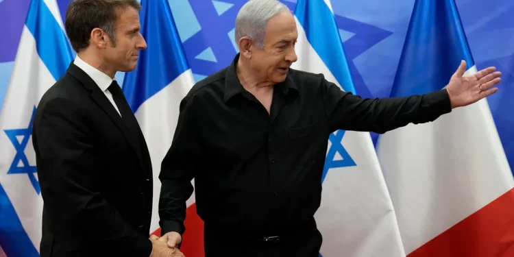 ماكرون يقترح توسع التحالف الذي يحارب داعش ليقاتل حماس