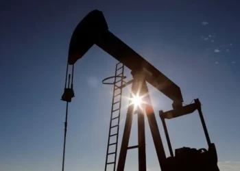 أسعار النفط تتكبد خسارة أسبوعية “قاسية”.. وخام برنت يفقد 12%