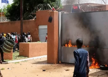 فرنسا تجلي رعايا في النيجر “لن نتدخل عسكرياً.. ولن نقع في الفخ”