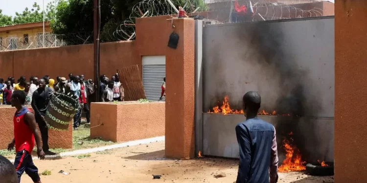 فرنسا تجلي رعايا في النيجر “لن نتدخل عسكرياً.. ولن نقع في الفخ”
