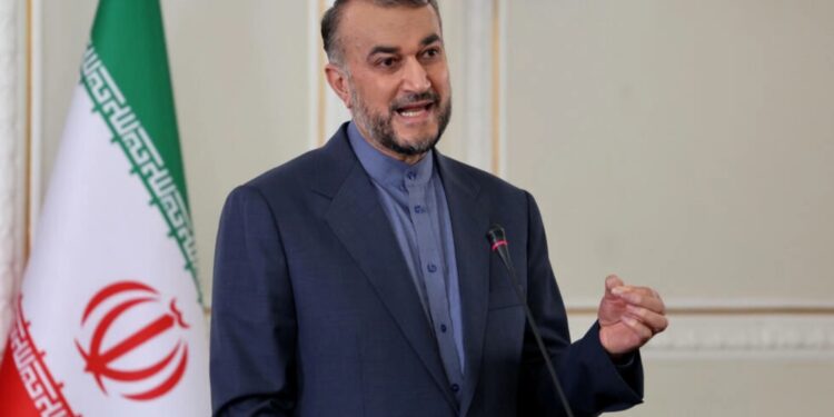 مؤتمر البحر الميت يدفع وزير الخارجية الإيراني إجراء “حديث ودي” مع نظيره السعودي