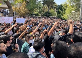 المجتمع الإيراني على فوهة بركان: صراع الأجنحة يكشف عن الرعب من الحل الحقيقي