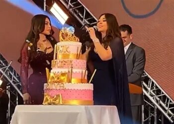 إليسا تفاجئ هيفاء وهبي في عيد ميلادها على مسرح- (فيديو)